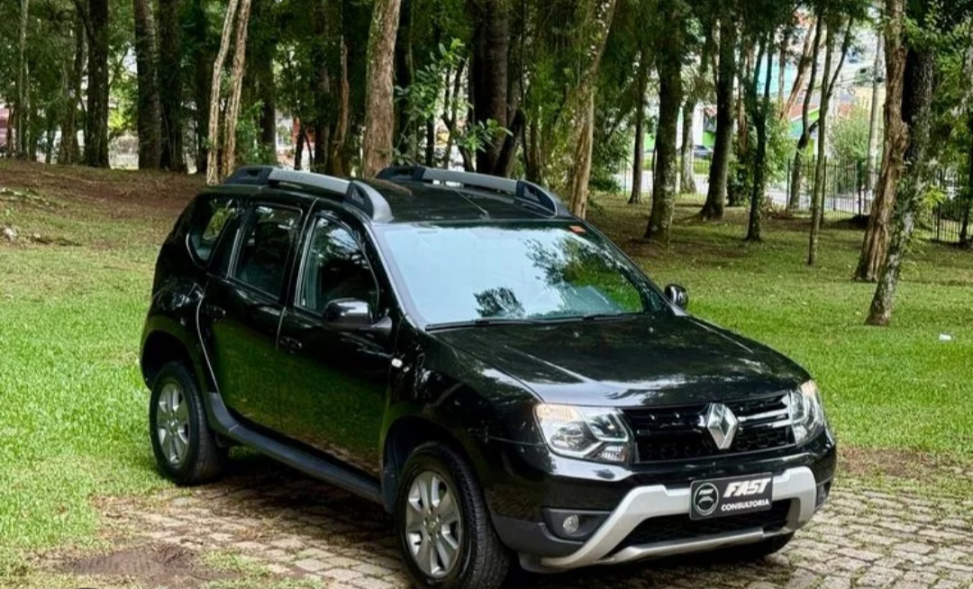 Renault Duster preto estacionado entre árvores