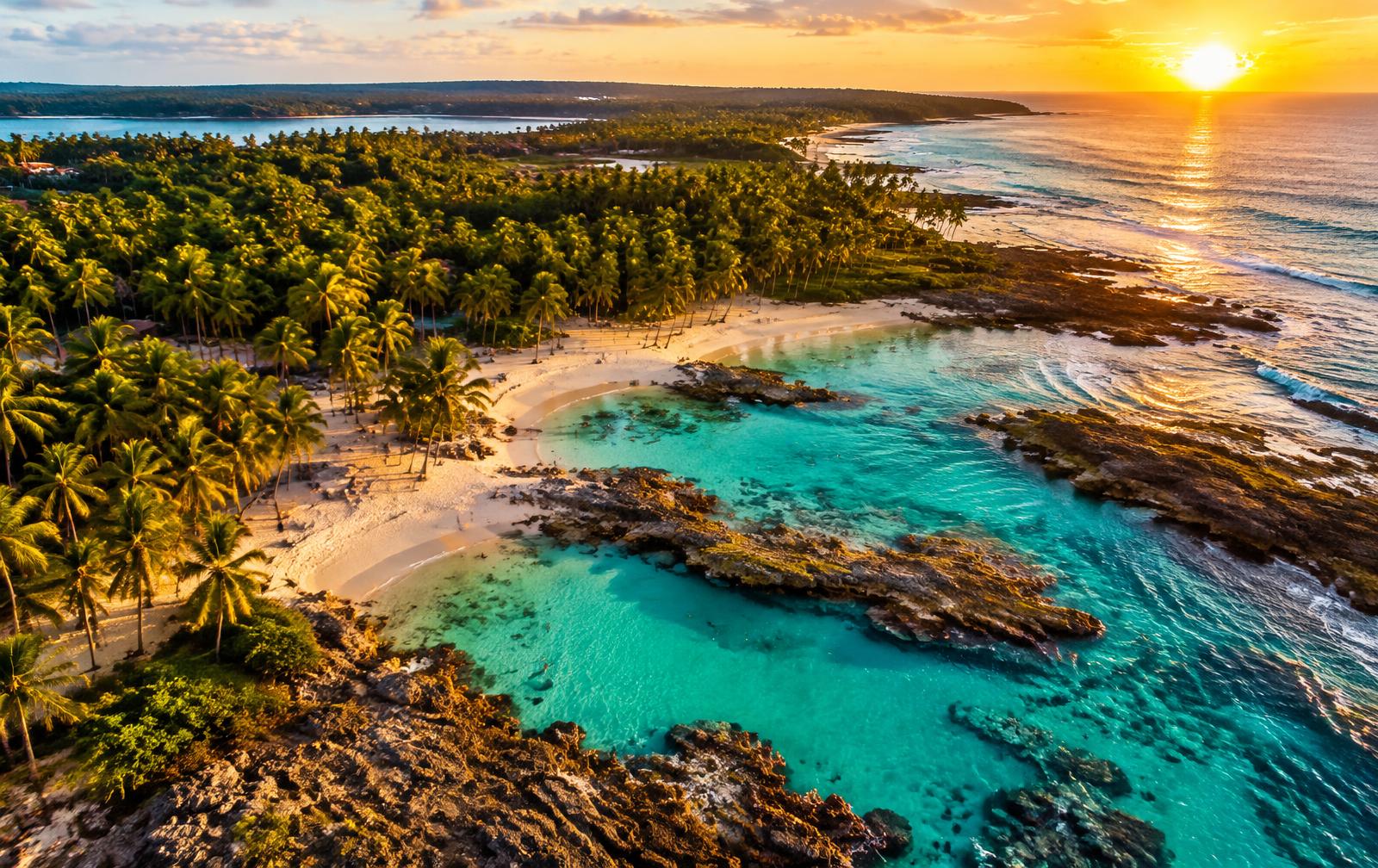 Vista aérea da Península de Maraú com piscinas naturais e coqueiros